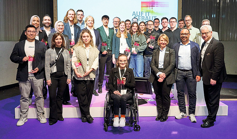 Gruppenfoto der Preisverleihung im Wettbewerb "Auf IT gebaut - Bauberufe mit Zukunft"