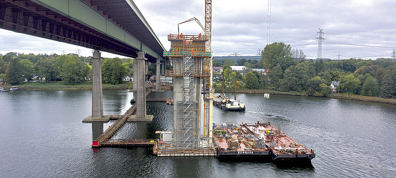 Baustelle der Rader Hochbrücke (A7)  über den Nord-Ostsee-Kanal.