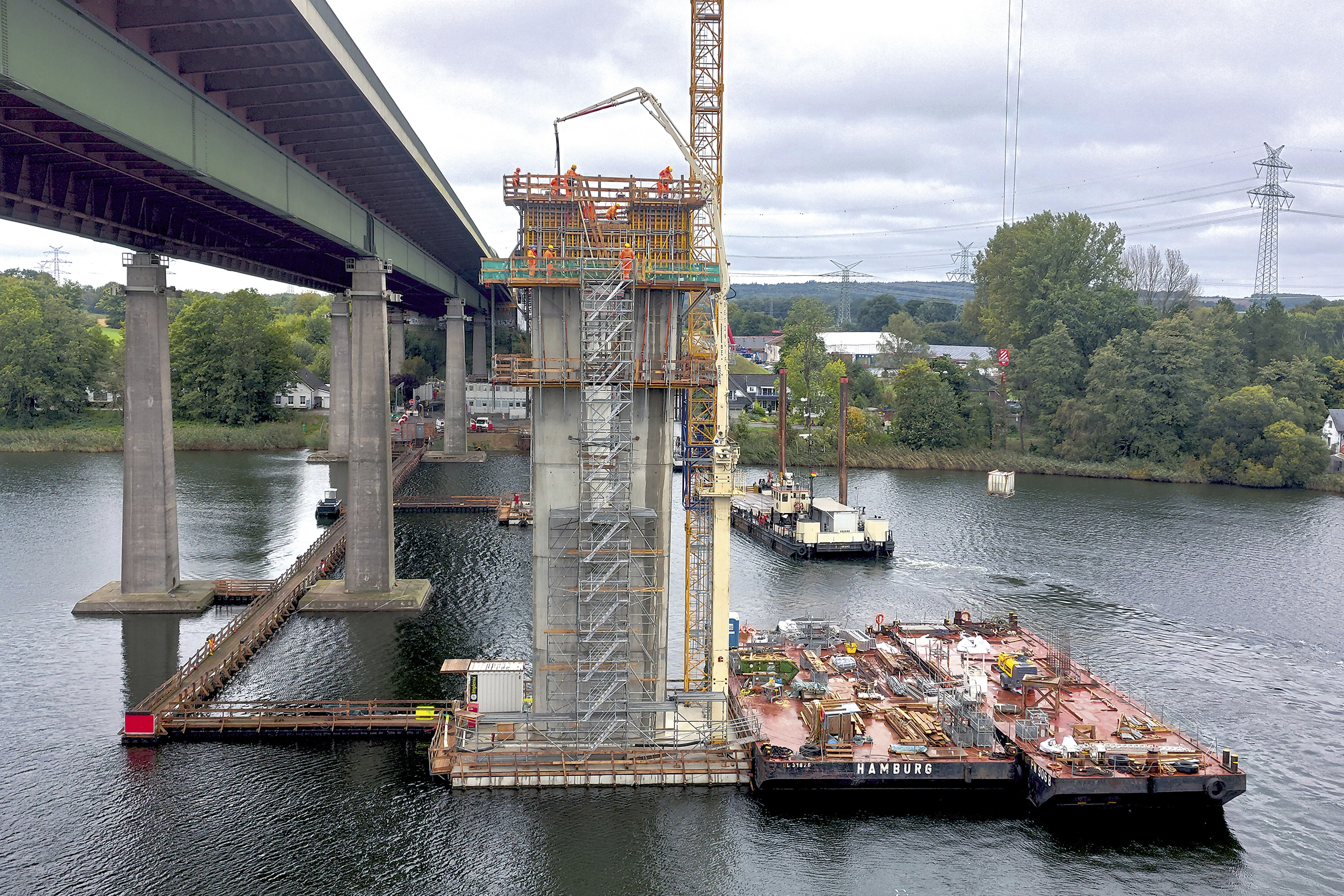 Baustelle der Rader Hochbrücke (A7)  über den Nord-Ostsee-Kanal.