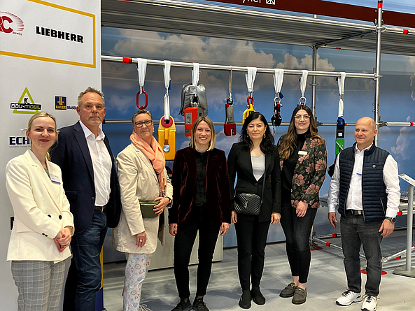 Die Messe München am Stand der BG BAU (v. l. n. r.): Maria Klein, Marco Einhaus (BG BAU), Nicole Schmitt, Radostina Hristova, Steffi Münzel, Joeline Remy-Weber (alle Messe München), Peter Murnauer (BG BAU) Gruppenfoto mit 7 Personen am Messestand