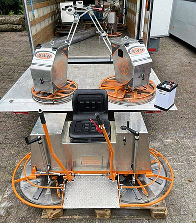 Ein Doppelglätter und zwei Einfachglätter stehen vor dem Laderaum eines Lkw.