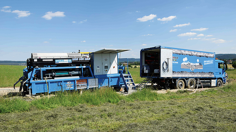 Die Separationsplattform für das Spülbohrverfahren und ein Laster stehen auf einem Weg zwischen grünen Feldern. 