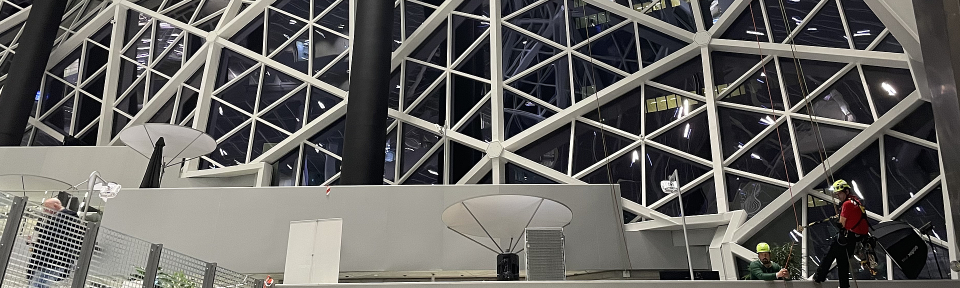 Fassadenkletterer im Axel-Springer Neubau beim 9. Fachkongress für Absturzsicherheit 2025. 