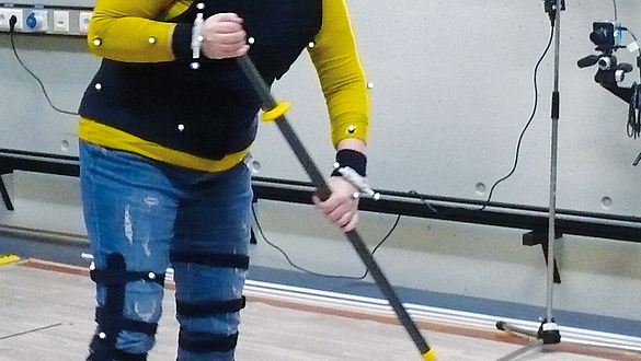 Probandin mit reflektierenden Markern im Laborversuch Probandin mit reflektierenden Markern im Laborversuch