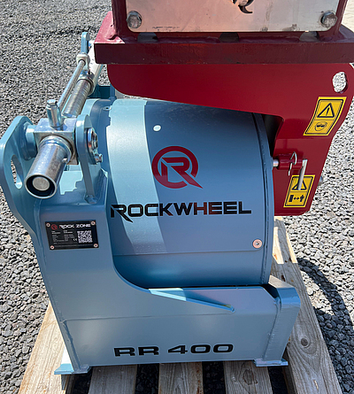 Blick auf ein Baugerät, an dessen Seite ein Typenschild angebracht ist. 