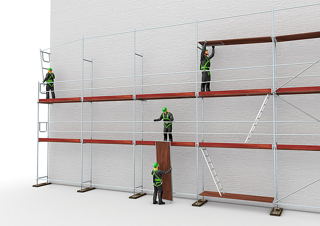 Vier Gerüstbauer tragen Schutzhelme und persönliche Schutzausrüstung gegen Absturz (PSAgA) beim Gerüstaufbau mit systemgebundenem Seitenschutz.