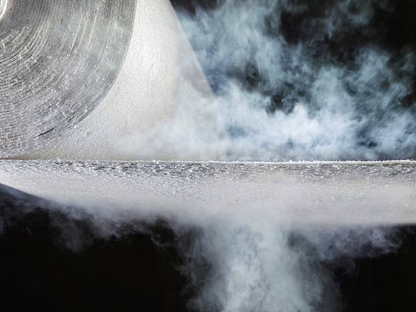 Abb. 2: Ein diffusionsoffenes Abdeckvlies lässt den Untergrund atmen und Restfeuchte kann entweichen. 