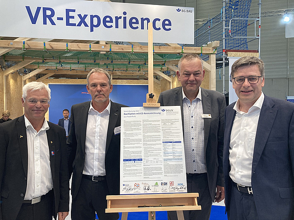 Die Unterzeichner der Dachlatten-Vereinbarung v. l. n. r.: Peter Aicher (Holzbau Deutschland), Prof. Dr. Marco Einhaus (BG BAU/DGUV), Dirk Bollwerk (ZVDH) und Georg Lange (BDF) v.l.n.r: Peter Aicher (Vorsitzender Holzbau Deutschland), Prof. Dr.-Ing. Marco Einhaus (BG BAU/DGUV Leiter Sachgebiet Hochbau), Dirk Bollwerk (Präsident ZVDH) und Dipl.-Ing. Georg Lange (Geschäftsführer Bundesverband Deutscher Fertigbau)