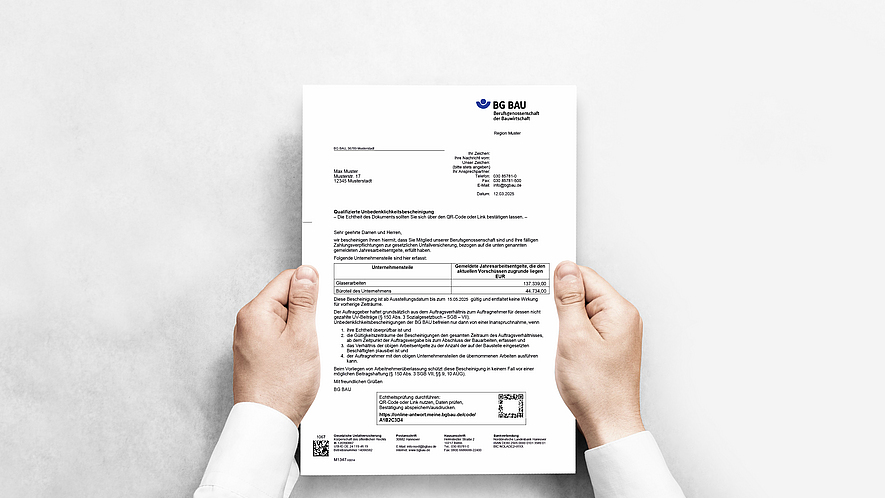 Hände halten das BG BAU Dokument Unbedenklichkeitsbescheinigung.