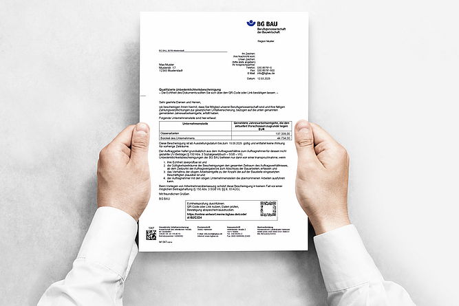 Hände halten das BG BAU Dokument Unbedenklichkeitsbescheinigung.