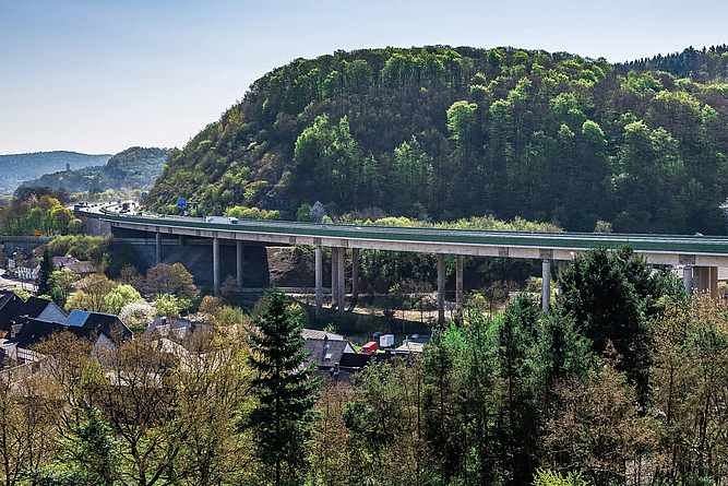 Abbruch und Neubau der Talbrücke Sechshelden.