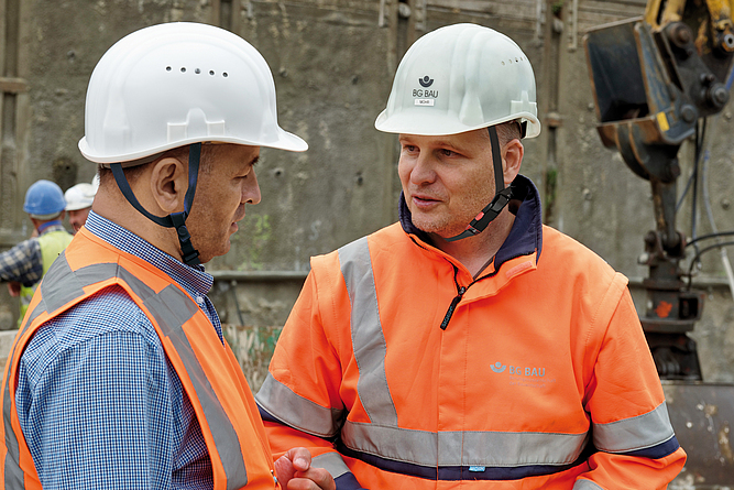 Aufsichtsperson Markus Mohr im Gespräch bei der Baustellenbegehung.