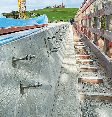 Befestigungsvorrichtungen an einer Brücke für neue Stahl-Geländer