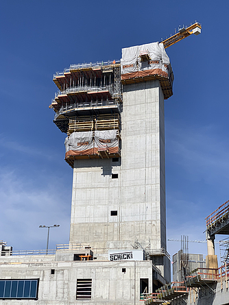 Im Bau befindlicher Kontrollturm mit Montagegerüst am Terminal 3 des Frankfurter Flughafens.