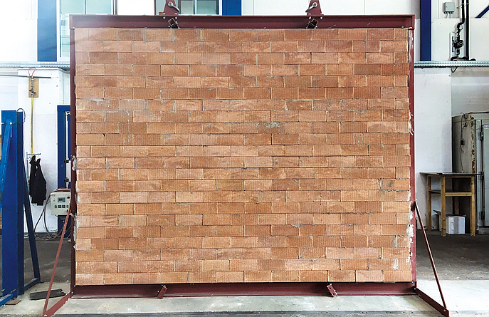 In aufwendigen Prüfverfahren wurde der Vollziegel-Prototyp hinsichtlich Druckfestigkeit, Rohdichte, Wärmespeicherfähigkeit, Schallschutz sowie Frost- und Taubeständigkeit getestet.