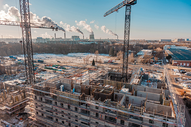 Das Gebäude auf dem Baufeld 24 soll bis Ende 2025 mit bis zu 18 Geschossen übergeben werden. Gebäuderohbau auf der Insel Gartenfeld in Berlin.