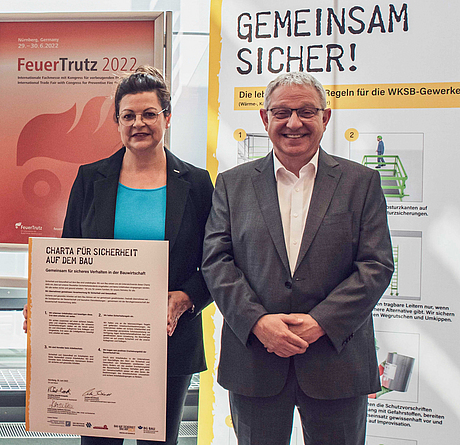 Dass die Branche das Thema Arbeitsschutz ernst nimmt, zeigt die Unterzeichnung der „Charta für Sicherheit auf dem Bau“ im Jahr 2022. Peggy Ruchatz (BG BAU) und Rudolf Domscheid (Zentralverband des Deutschen Baugewerbes) mit der Charta für Sicherheit auf dem Bau.