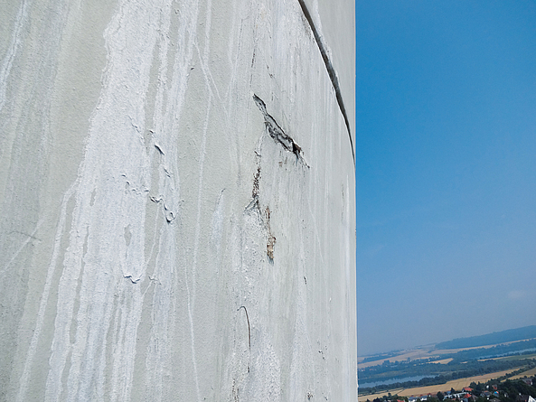 Scheinfuge in der Turmaußenwand und große Aussinterungsfahne