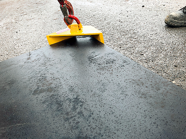 Werden Hebetaschen aus Stahl zum Anheben von Stahlplatten verwendet, müssen diesean jeder Plattenecke aufgeschoben werden. Dabei ist Sorgfalt erforderlich, damit die Hebetaschen nicht abrutschen – sie haben keine Sicherheitsarretierung. An jeder Hebetasche wird je eine Kette befestigt.