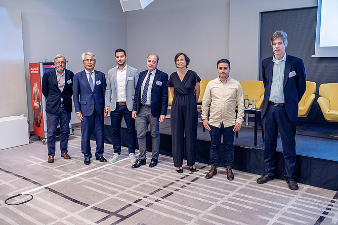 Breakout Session "Innovation und neue Technologien" mit (v. l. n. r.): Dr. Knut Ringen, Takashi Kawata, Marcos Hill, Bernd Merz, Stéphanie Bigeon-Bienvenu, Cristian Amaya Gomez und Prof. Dr. Pieter van Gelder (Moderator) Gruppenbild der Breakout Session "Innovation und neue Technologien"