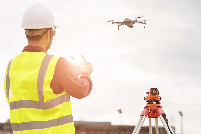 Ingenieur testet auf einer Baustelle eine Drohne.