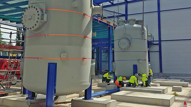 Installation von Kesseln im Kraftwerk Reuter-West.