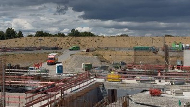 Rettungswagen fährt auf eine Baustelle.