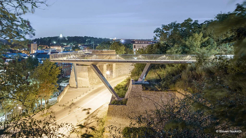 Preisträger Brückenbaupreis 2025 in der Kategorie „Fuß- und Radwegbrücken“: Bastionkronenpfad Petersberg, Erfurt