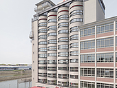 Ehemaliges Silogebäude mit ausgefrästen Fensteröffnungen.
