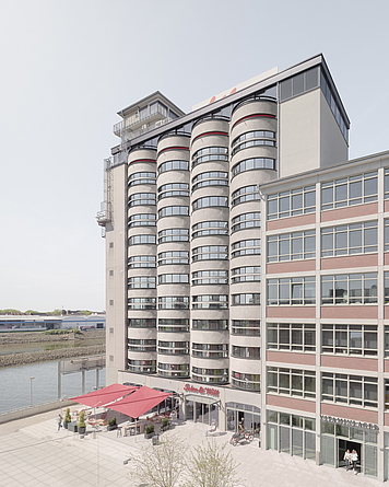 Ehemaliges Silogebäude mit ausgefrästen Fensteröffnungen.