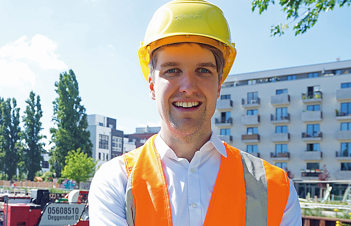 Projektleiter seitens des Senats: Daniel Persicke Porträt Daniel Persicke mit Bauhelm