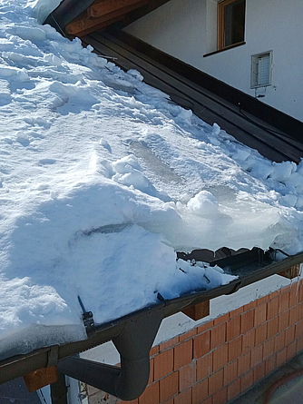 Hohe Schneelasten sind häufig eine Herausforderung beim Bauen. Schneemassen auf dem Dach.