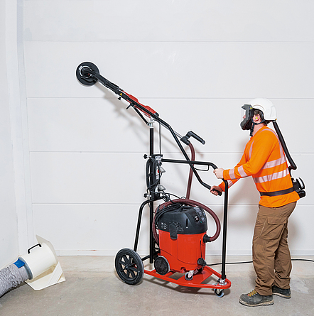 Bei Überkopfarbeit mit Langhalsschleifern kann ein Führungswagen Belastungen für Schultern, Arme und Rücken effektiv reduzieren.