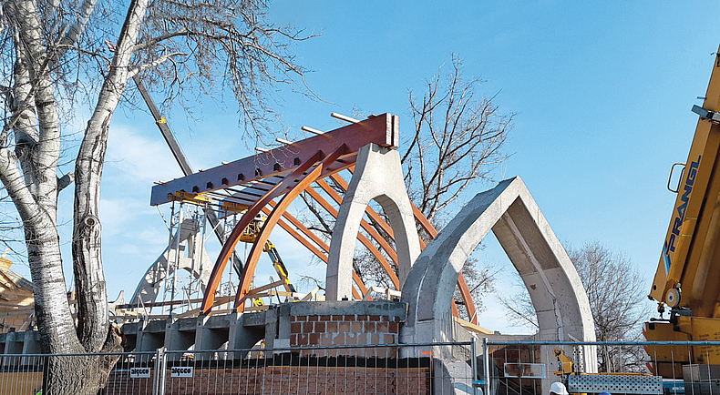 Schalung für das neue Gotteshaus mit seiner aufwendigen monolithischen Tragkonstruktion aus Beton. 