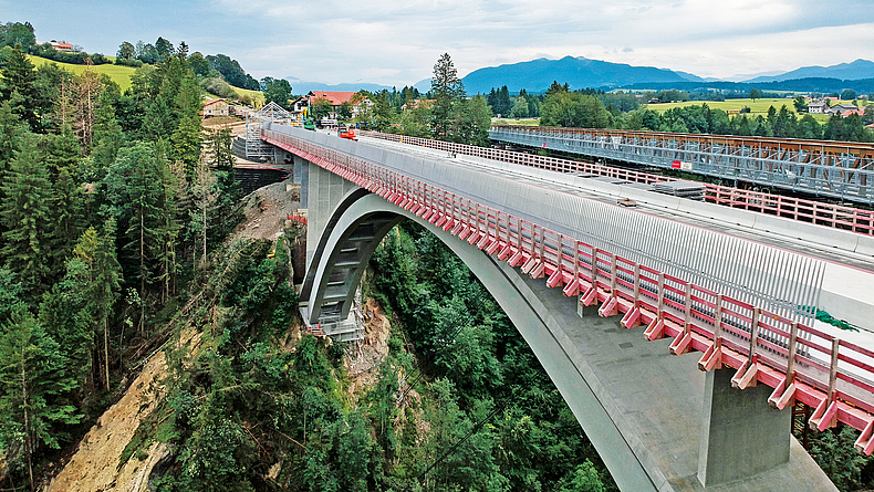 Die Echelsbacher Brücke überspannt die Ammerschlucht in bis zu 80 m Höhe über dem Talgrund. Sie gilt als die größte Melan-Bogenbrücke der Welt mit einer Spannweite von 140 m. Eine Brücke für den Autoverkehr spannt sich über ein tiefes Tal.