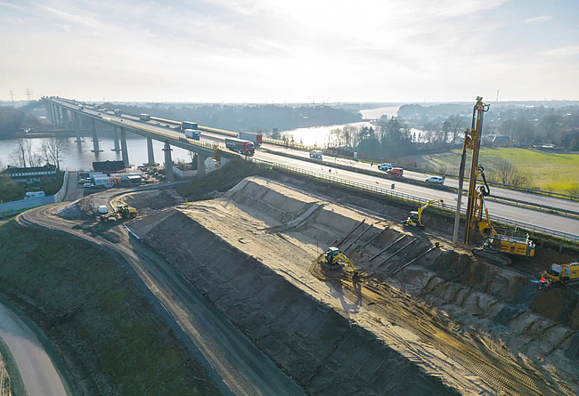 Erdbauarbeiten zur Verbreiterung des Damms für die spätere Verschubbahn am nördlichen Ende der Brücke Baustelle der Rader Hochbrücke (A7) über den Nord-Ostseekanal.