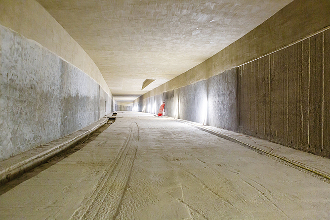 Perspektivischer Blick ins Tunnelinnere zeigt die Tunneldecke, Tunnelwände und den Boden in frisch saniertem Zustand.