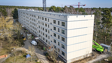 WBS-70-Plattenbau mit neuer energetischer Gebäudehülle Sanierter Plattenbauriegel mit neuen Fassadenelementen und Absturzsicherung auf dem Dach.