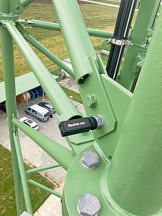 SensorBolt am Befestigungspunkt Turm Detailaufnahme eines am Befestigungspunkts angebrachten SensorBolts