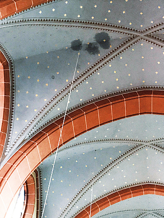 Kirchengewölbe mit Wasserflecken