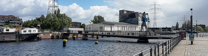Die Zitadellenbrücke über den Lotsekanal im Harburger Binnenhafen ist eine bewegliche Fußgängerbrücke und verbindet den neuen Kanalplatz am Veritaskai mit der Harburger Schlossinsel. Rechter Teil einer beschädigten Brücke, die über ein Gewässer in einer Hafenanlage führt.