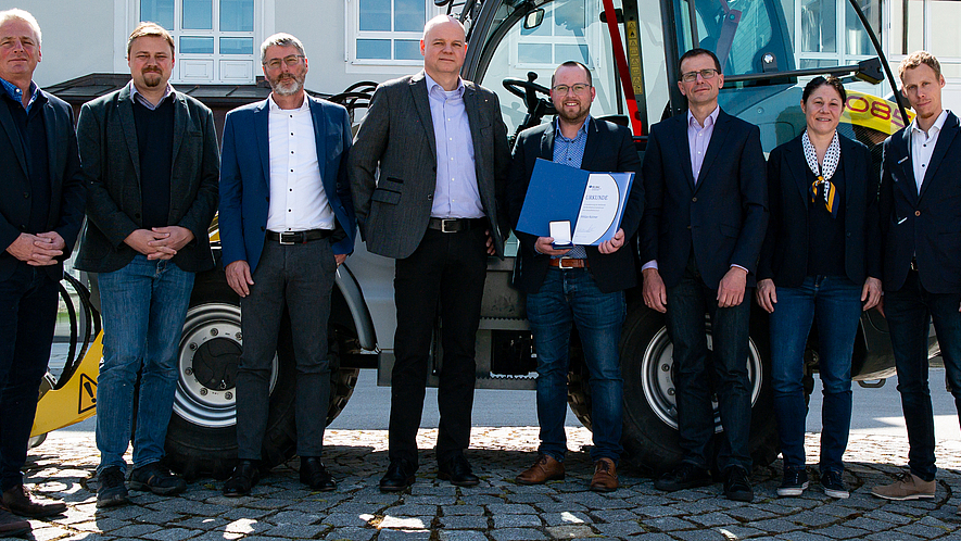 Niklas Kollmer von Pfaffinger erhält die Medaille "Sicherheit am Bau". Mit dabei Vertreter von Pfaffinger und der BG BAU.