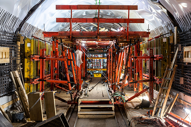 Aufgebaute Schalung in einem Tunnel ohne Personen.
