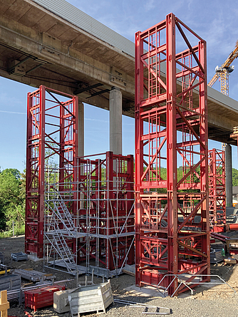 Aufbau der Traggerüste beim Abbruch der Talbrücke Sechshelden.