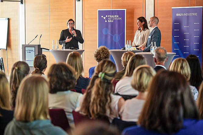 Bundesbauministerin Klara Geywitz im Gespräch mit Jutta Beeke und Tim-Oliver Müller vom HDB