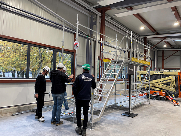 Exponat aus dem Praxiszentrum Feuchtwangen: Ein Gerüst mit Leiter wird den Seminarteilnehmern vorgestellt.