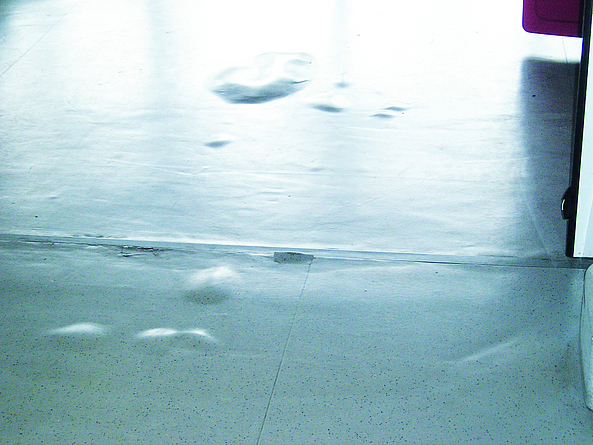 Unter einem PV´C-Bodenbelag zeichnen sich Luftblasen ab.