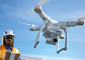 Eine Person steuert ein unbemanntes Luftfahrtsystem (UAS).