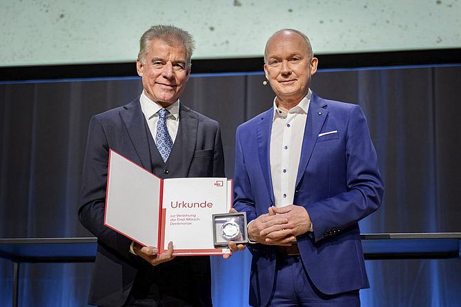 Die Emil-Mörsch-Denkmünze erhielt Konrad Bergmeister (li.) Prof. Konrad Bergmeister und DBV-Vorsitzende Dr. Matthias Jacob bei der Vergabe der Emil-Mörsch-Denkmünze.