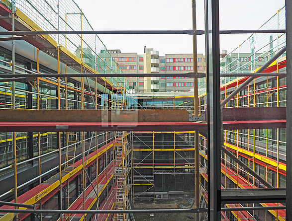 Fassadengerüst im Innenhof des Schul-Neubaus